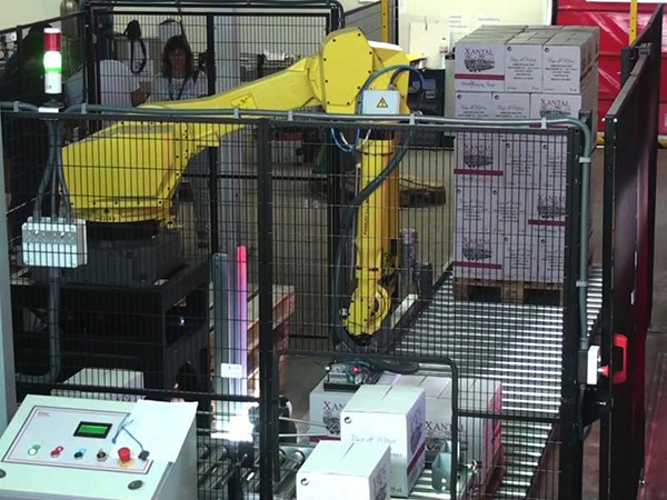 Physical barriers around industrial robots Image of physical barriers around industrial robots