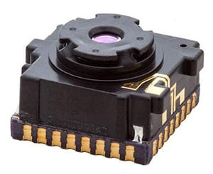 The FLIR Lepton imager (shown without socket), is a highly integrated unit which includes signal processing and user-programmable features. (Image courtesy of FLIR Systems, Inc.) El productor de imágenes FLIR Lepton (que se muestra sin toma) es una unidad altamente integrada que incluye características procesadoras de imágenes y programables por el usuario. (Imagen cortesía de FLIR Systems, Inc.)