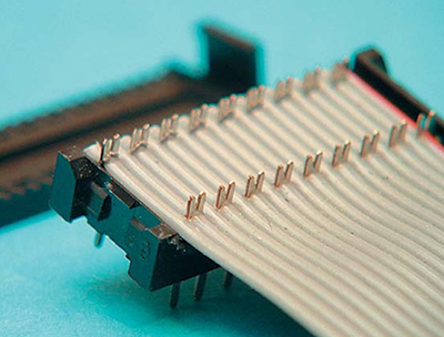 Imagen del montaje del conector IDC con la parte superior del conector quitada