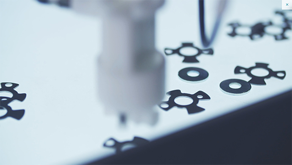 Image of SIMATIC controller commands the gripper that grips the inserts